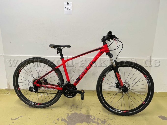 Mountainbike von Giant, rechts