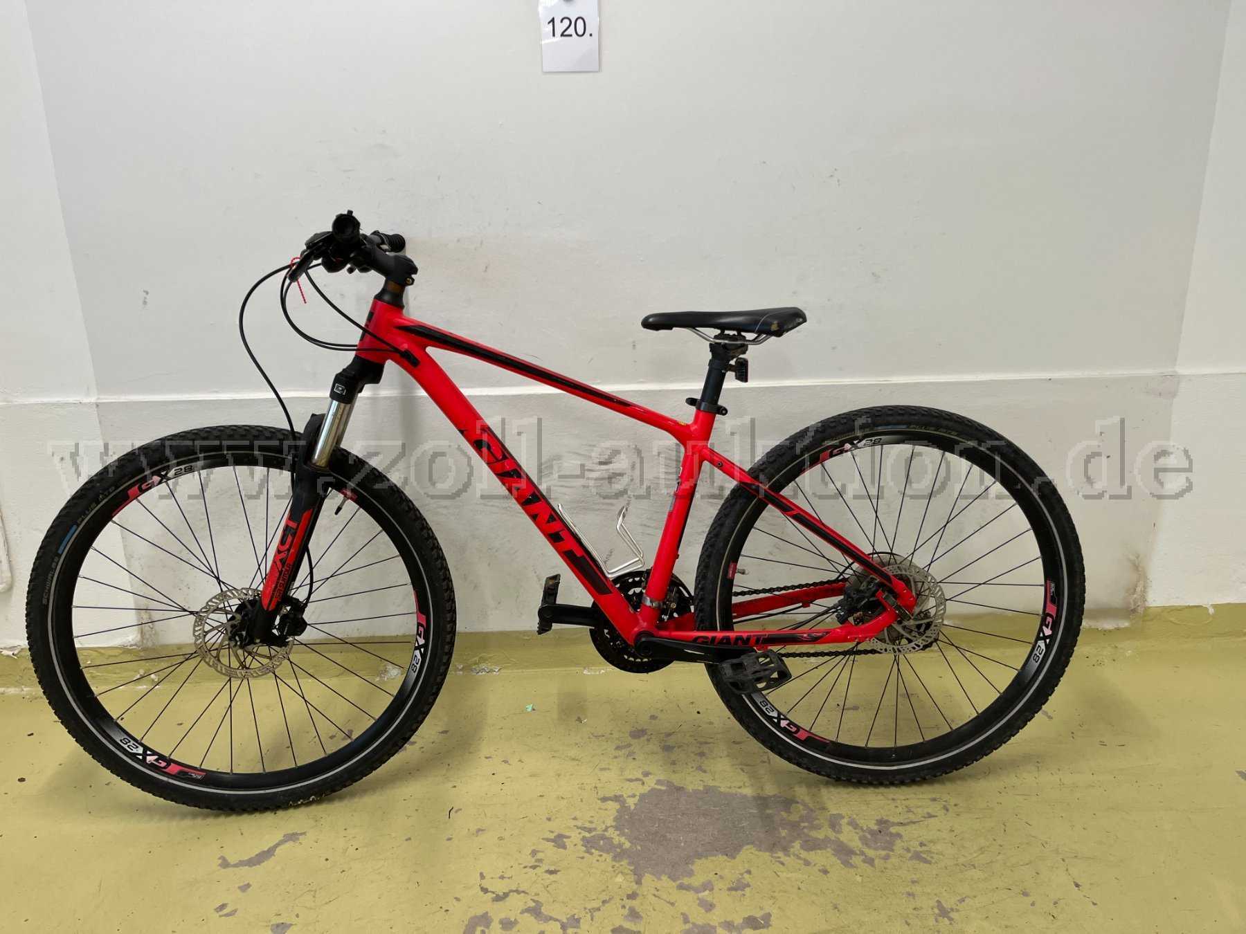 Mountainbike von Giant, links