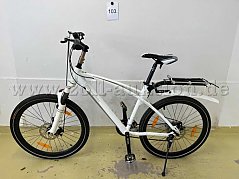 Mountainbike von Mercedes Benz, links