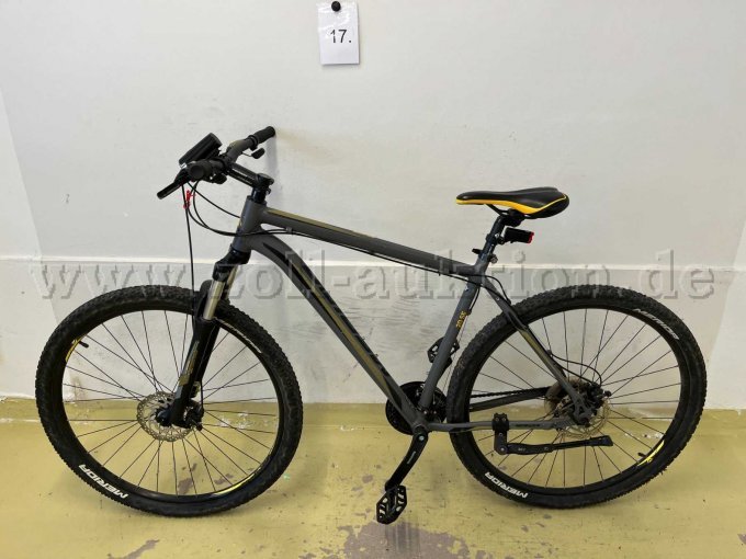 Mountainbike von Merida, links