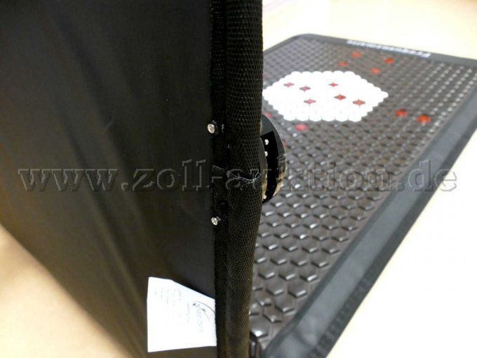 Abdeckung vom Stromanschluss an der Matte ist auf der Unterseite abgebrochen