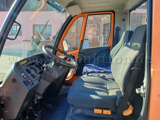 Fahrzeuginnenraum mit 2 Sitzen