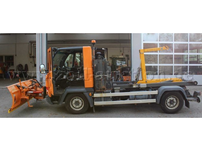 Seitenansicht links mit defektem Kühlerschutzgitter