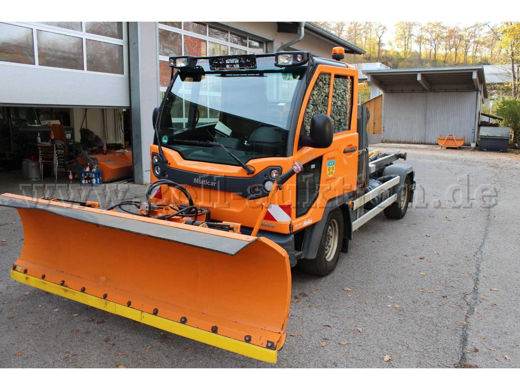 Front/Seitenansicht mit Schneeschieber