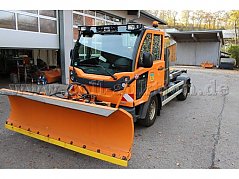 Front/Seitenansicht mit Schneeschieber