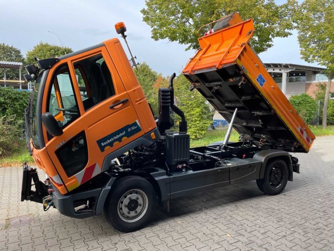 Fahrerkabine sowie Ladefläche gekippt