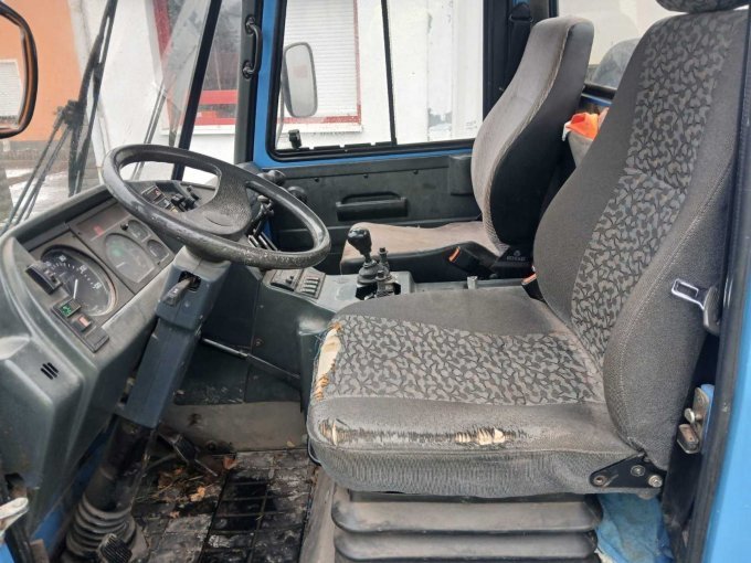 Fahrerkabine innen von links