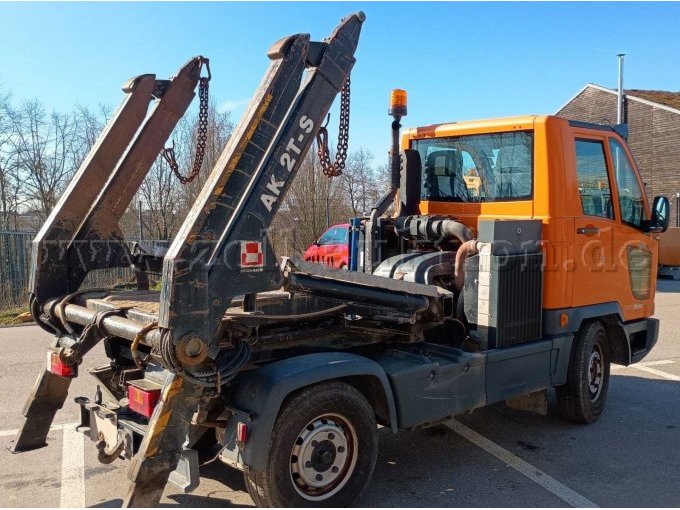 Fahrzeug von schräg hinten rechts mit Blick auf den Absetzkipperaufbau