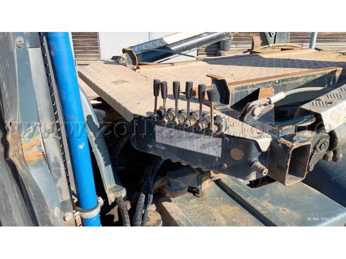 Fahrezugseite links Ansicht auf die Hydraulische Bedienhebel vom Absetzkipperaufbau