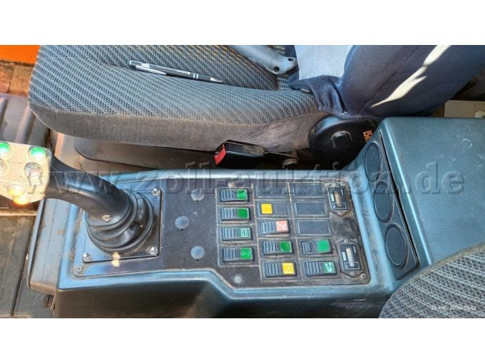 Fahrzeuginnenraum vom Fahrersitz mit Sicht auf das Bedienelement rechte Seite am Fahrersitz