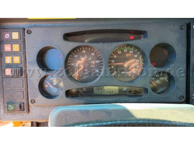 Blick auf das Amaturenbrett mit den Kombiinstrumenten