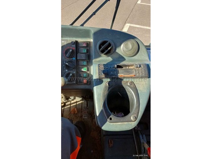 Bild vom Amturenbrett rechts vom Fahrersitz