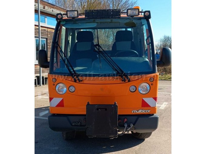 Fahrzeug von vorne mit Ansicht an die Anbauplatte