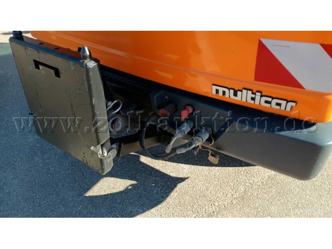 Fahrzeug  von vorne mit Blick auf die Hydraulikanschlüsse