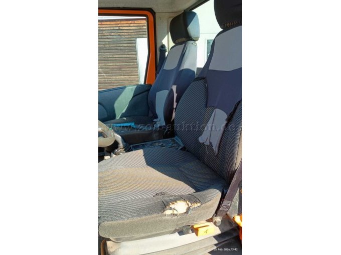 Bild vom Innenraum von der Fahrerseite mit dem beschädigten Sitz.Sitzbeszug aufgerissen.