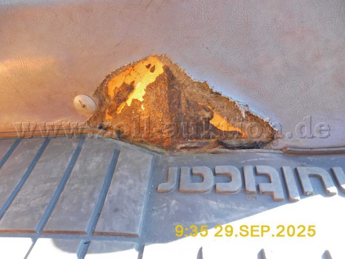 Ansicht beschädigte Fußraumdämmung Fahrerseite