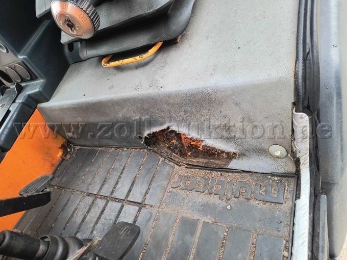 Innenraumverkleidung unterhalb Fahrersitz+Türdichtung Fahrerseite