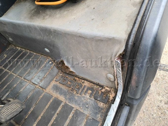 Fahrerseite, unterhalb Fahrersitz, Innenraumverkleidung