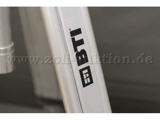 Markenname am Stativ