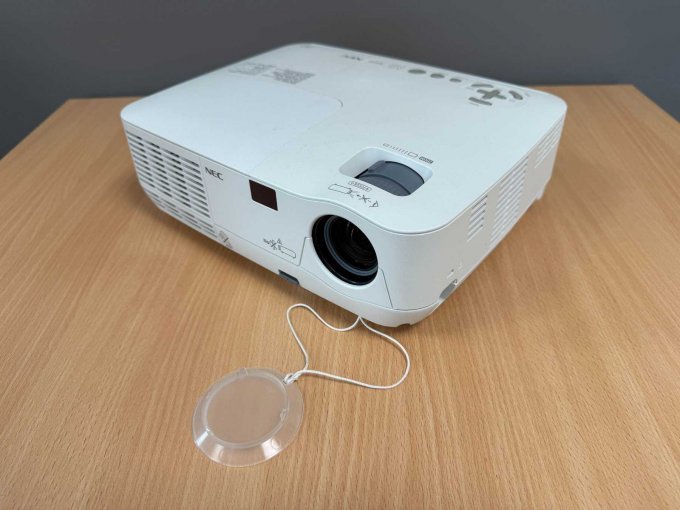 NEC NP210
Ansicht von vorne