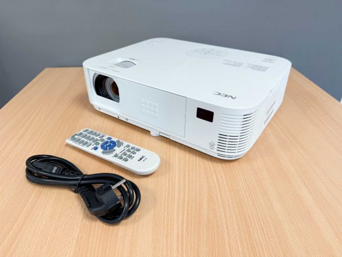 NEC NP-M322W Beamer mit Stromkabel und Fernbedienung
Vorderansicht