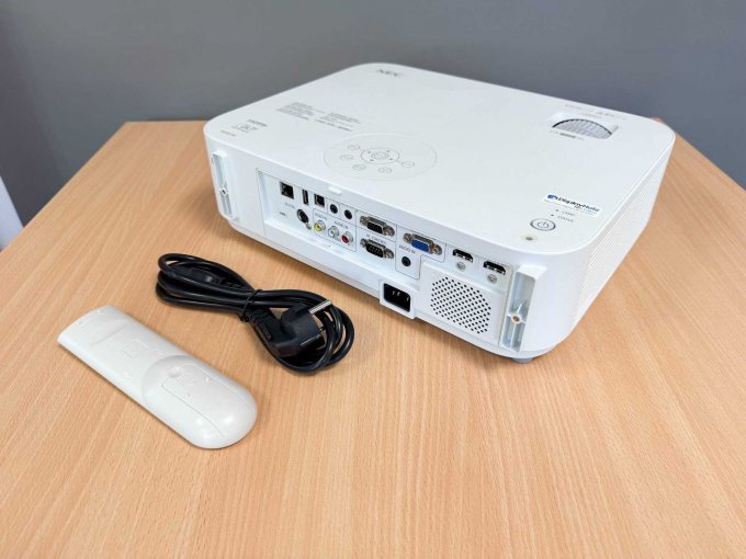 NEC NP-M322W Beamer mit Stromkabel und Fernbedienung
Rückansicht