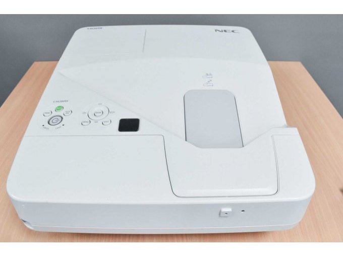 NEC UM280W Nahbereichsbeamer Kurzdistanzbeamer
von oben