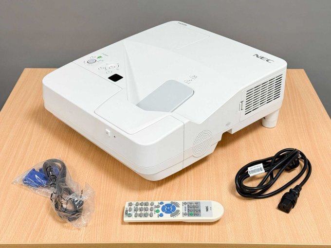 NEC UM280W Nahbereichsbeamer Kurzdistanzbeamer
mit Zubehör
Vorder/Seitenansicht