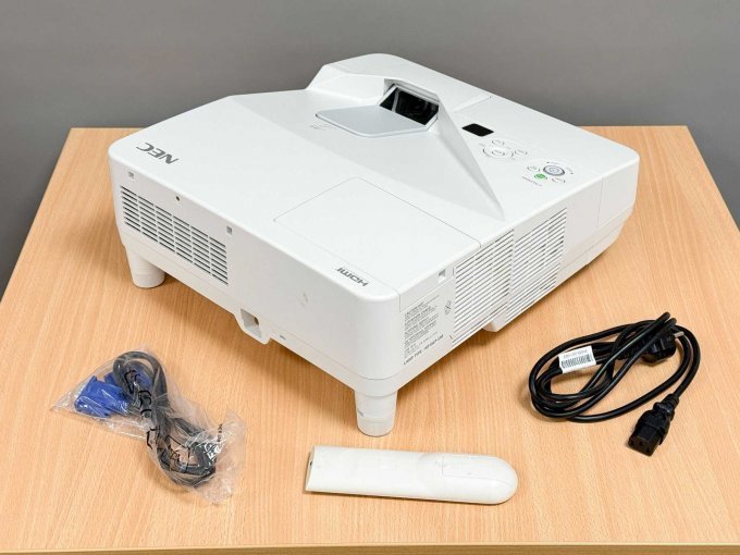 NEC UM280W Nahbereichsbeamer Kurzdistanzbeamer 
mit Zubehör
Rück-/ Seitenansicht