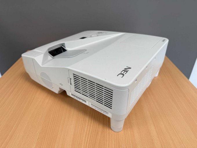 NEC UM280W Nahbereichsbeamer Kurzdistanzbeamer
Ansicht von hinten