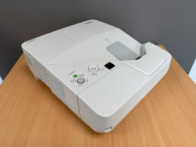 NEC UM280W Nahbereichsbeamer Kurzdistanzbeamer
Ansicht von vorne