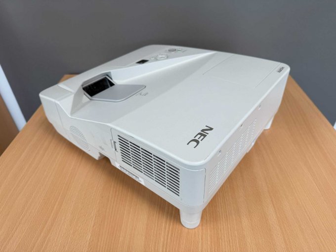 NEC UM280W Nahbereichsbeamer Kurzdistanzbeamer
Ansicht von hinten