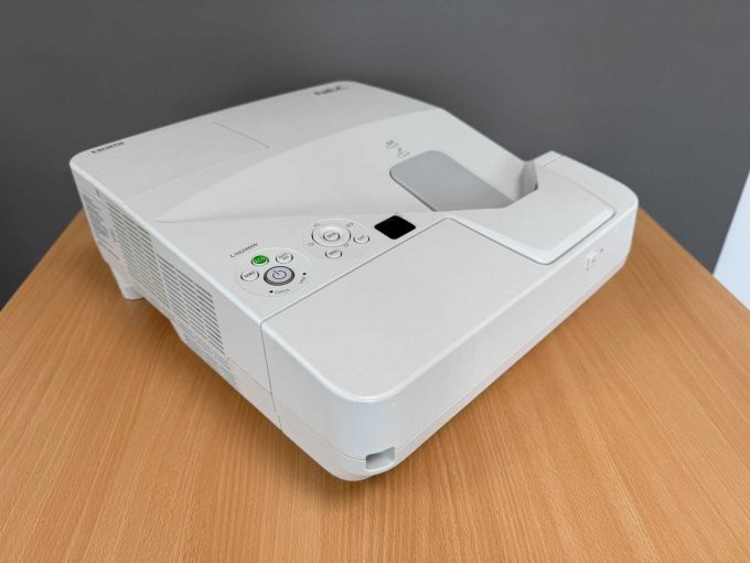 NEC UM280W Nahbereichsbeamer Kurzdistanzbeamer
Ansicht von vorne