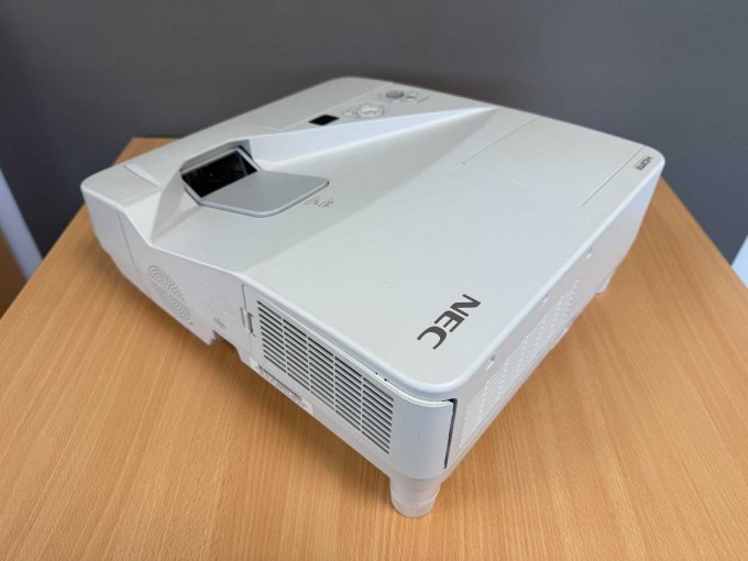 NEC UM280W Nahbereichsbeamer Kurzdistanzbeamer
Ansicht von hinten