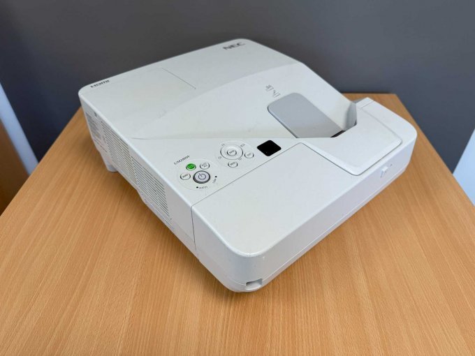 NEC UM280W Nahbereichsbeamer Kurzdistanzbeamer
Ansicht von vorne
