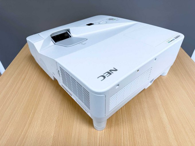 NEC UM280W Nahbereichsbeamer Kurzdistanzbeamer
Ansicht von hinten