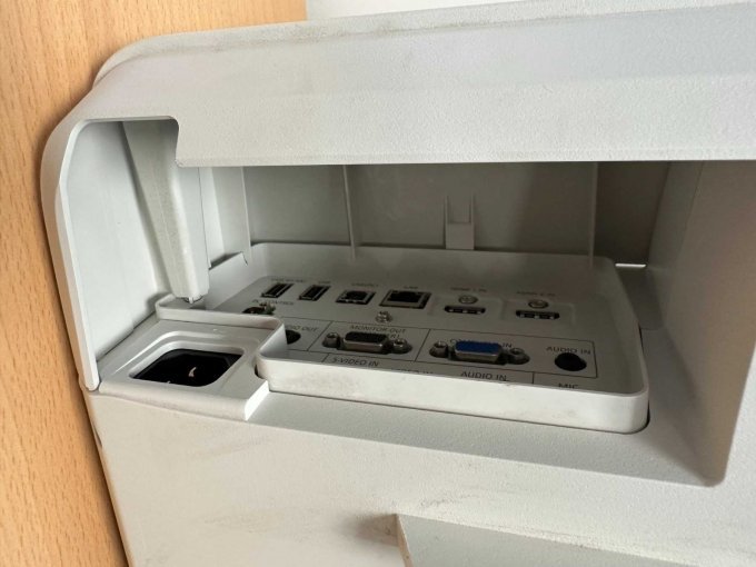 NEC UM280W Nahbereichsbeamer Kurzdistanzbeamer
Ansicht der Anschlüsse