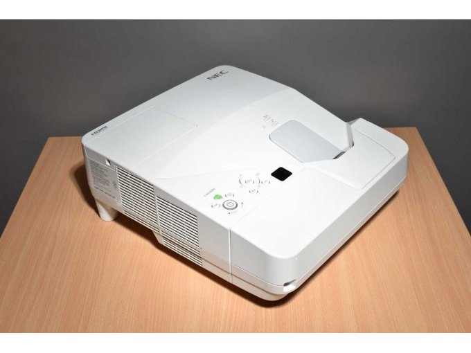 NEC UM280W Nahbereichsbeamer Kurzdistanzbeamer
Ansicht von vorne