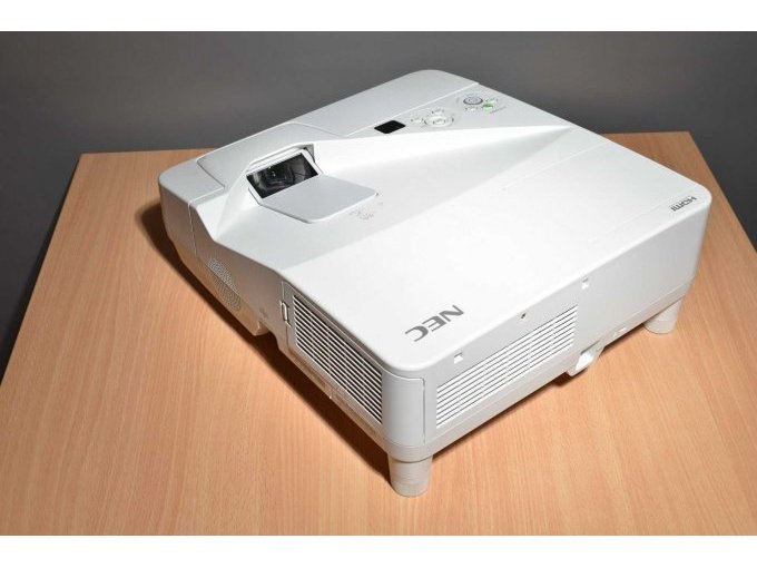 NEC UM280W Nahbereichsbeamer Kurzdistanzbeamer
Ansicht von hinten