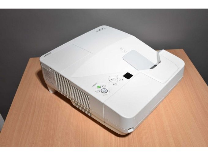 NEC UM280W Nahbereichsbeamer Kurzdistanzbeamer
Ansicht von vorne