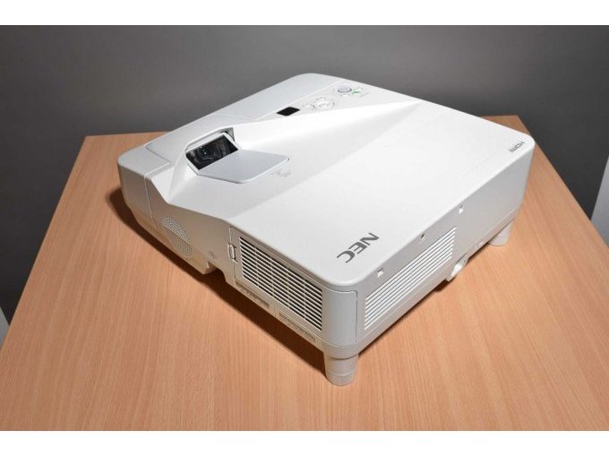 NEC UM280W Nahbereichsbeamer Kurzdistanzbeamer
Ansicht von hinten