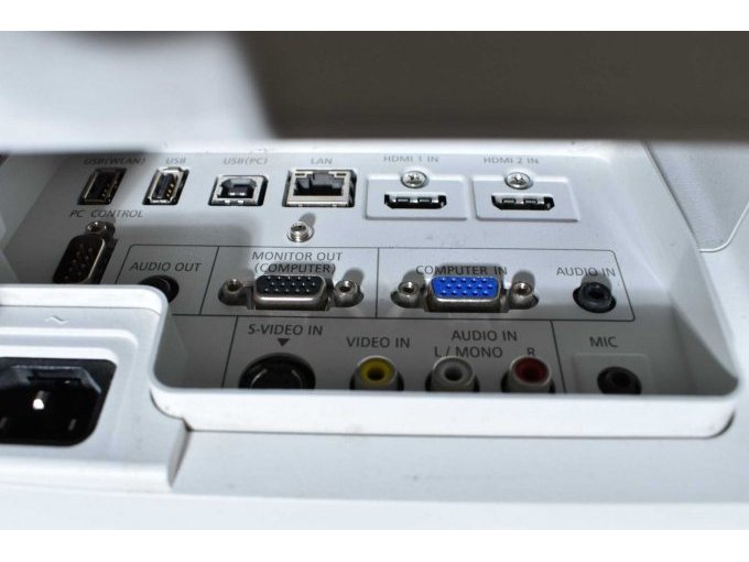 NEC UM280W Nahbereichsbeamer Kurzdistanzbeamer
Ansicht der Anschlüsse