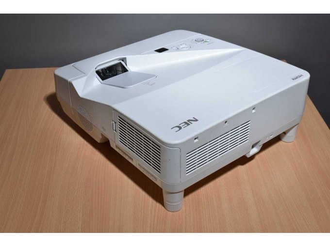 NEC UM280W Nahbereichsbeamer Kurzdistanzbeamer
Ansicht von hinten