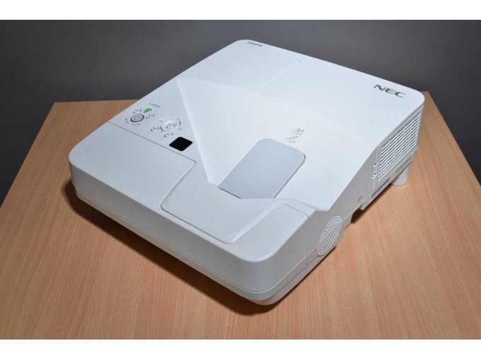 NEC UM280W Nahbereichsbeamer Kurzdistanzbeamer
Ansicht von vorne