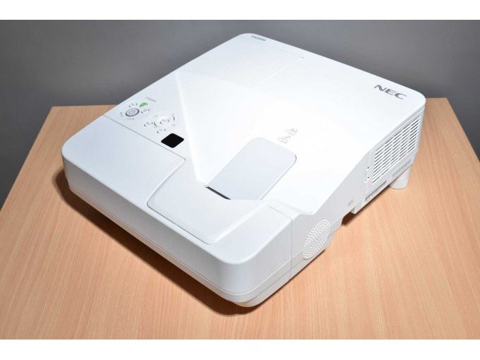 NEC UM280W Nahbereichsbeamer Kurzdistanzbeamer
Ansicht von vorne