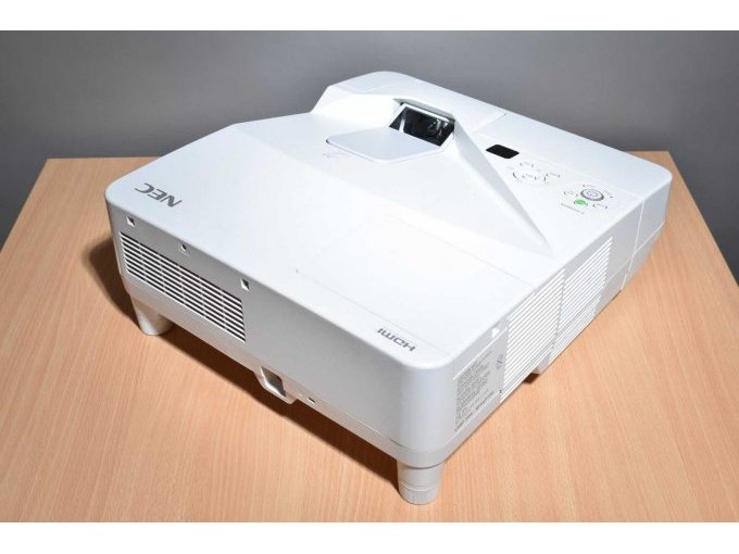 NEC UM280W Nahbereichsbeamer Kurzdistanzbeamer
Ansicht von hinten