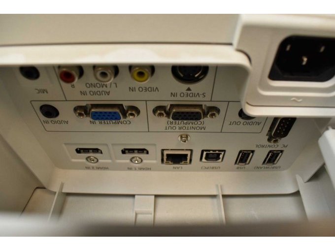 NEC UM280W Nahbereichsbeamer Kurzdistanzbeamer
Ansicht der Anschlüsse