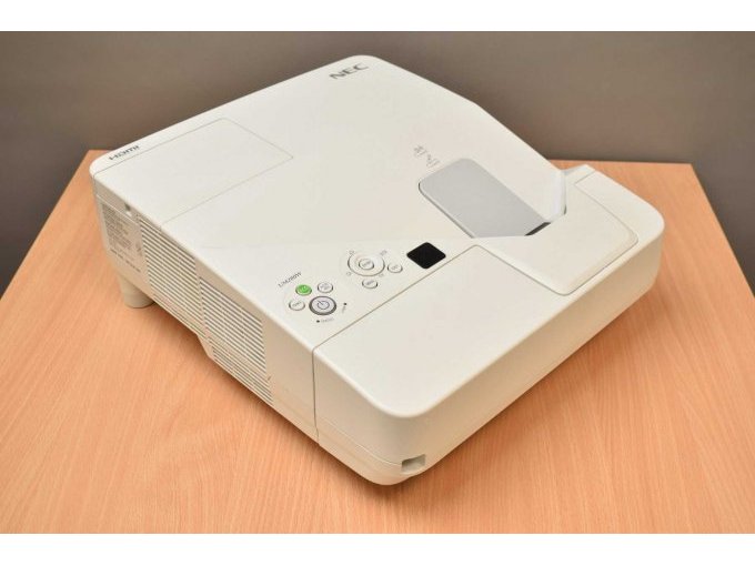 NEC UM280W Nahbereichsbeamer Kurzdistanzbeamer
Ansicht von vorne