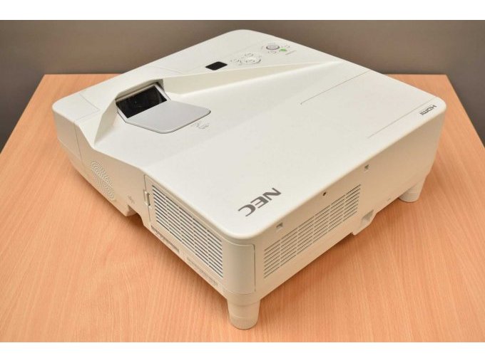 NEC UM280W Nahbereichsbeamer Kurzdistanzbeamer
Ansicht von hinten