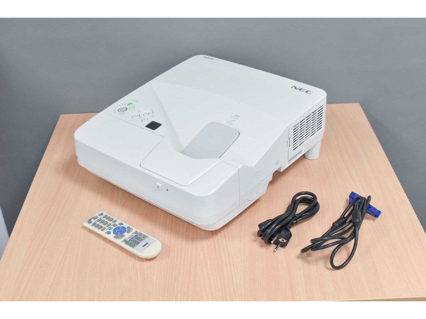 NEC UM280W Beamer
mit Kabeln und Fernbedienung
Vorderansicht
